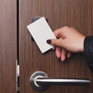 Abra portas apenas com um toque: fechadura eletrônica por cartão de aproximação